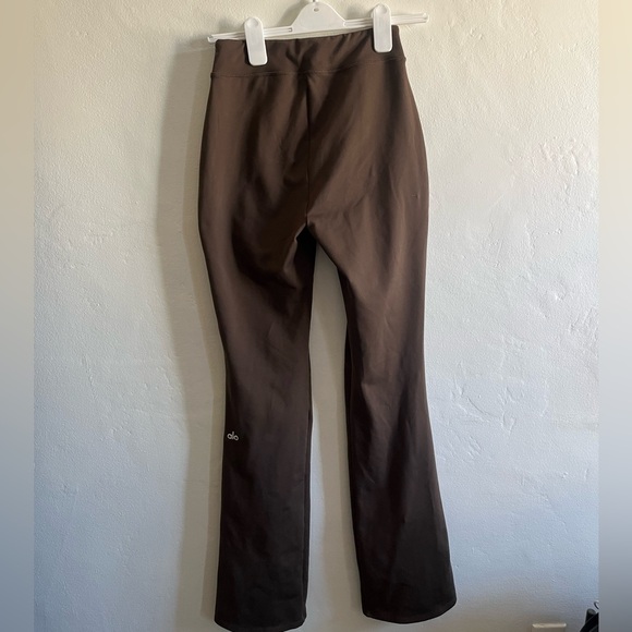 🤎Alo Airbrush High-Waist Flutter Legging- Espresso🤎 - Picture 4 of 5